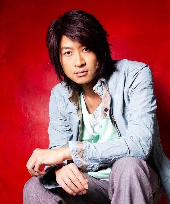 53岁游鸿明小县城捞金?卖力演唱无人回应,现场冷清观众寥寥无几