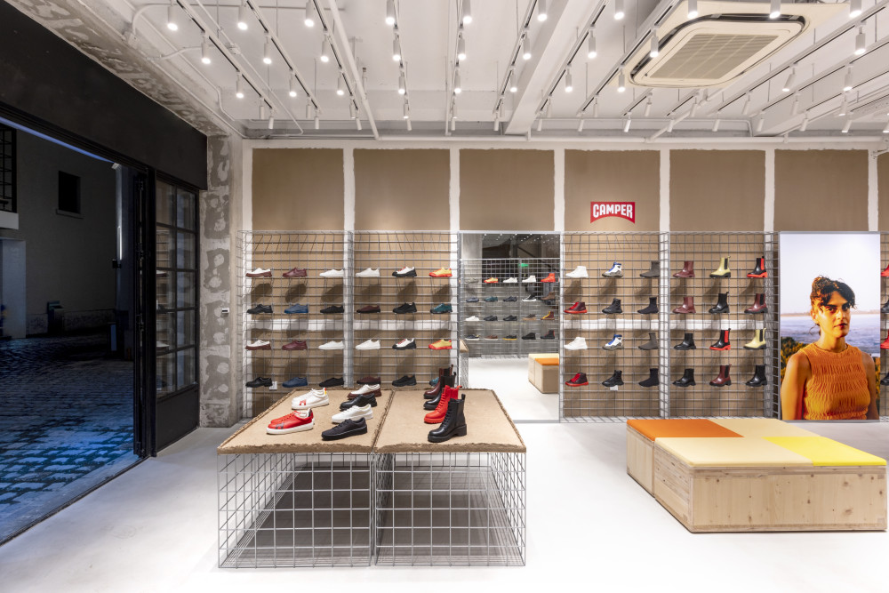 一楼是独具特色的零售空间,二楼是展厅,最上层是camper的办公空间