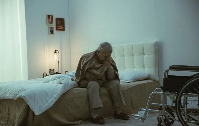 国民女星独死家中,尸体3天才被发现:每年3万人同样死法