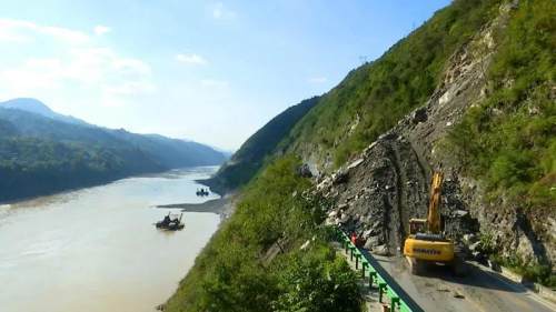 旬阳境内g211线段家河高鼻梁段发生大面积山体垮塌交通中断
