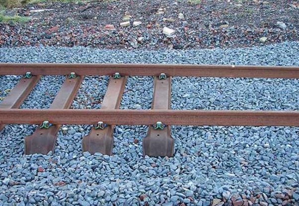 火车下面的木头枕木,高铁下面则是水泥枕木,还有其它类型吗?