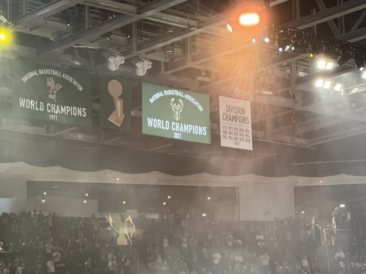 雄鹿众将领取总冠军戒指费哲论坛球馆挂起第二面总冠军旗帜