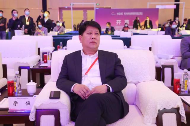 王新国为酒业大师代表季克良,赵严虎,吴晓萍授予"品牌时代70年"纪念勋