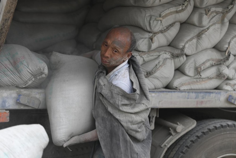 河南一六旬老人搬水泥挣钱救重病孙女拼尽全力为孩子谋一条生路