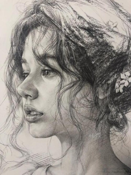 他笔下的素描美女堪称倾国倾城