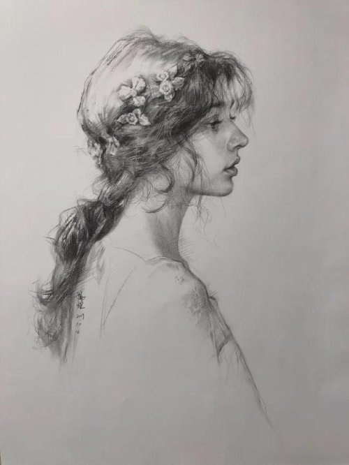 他笔下的素描美女堪称倾国倾城