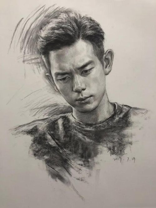 他笔下的素描美女堪称倾国倾城