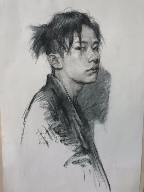 他筆下的素描美女堪稱傾國傾城