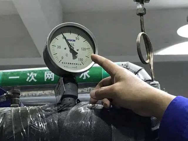 在换热站内,记者看到供热一次管网水温接近60℃,二次供热管网回水温度