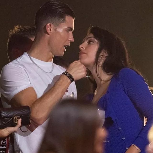 乔治娜和c罗互动好甜,牵手,对视有爱极了,穿皮草有贵气十足_腾讯新闻