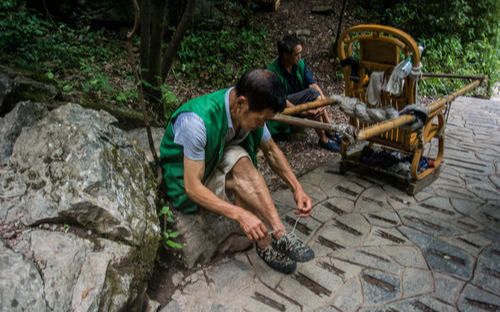 黄山景区300多斤游客坐轿子2个瘦弱轿夫艰难抬上山目击者不厚道