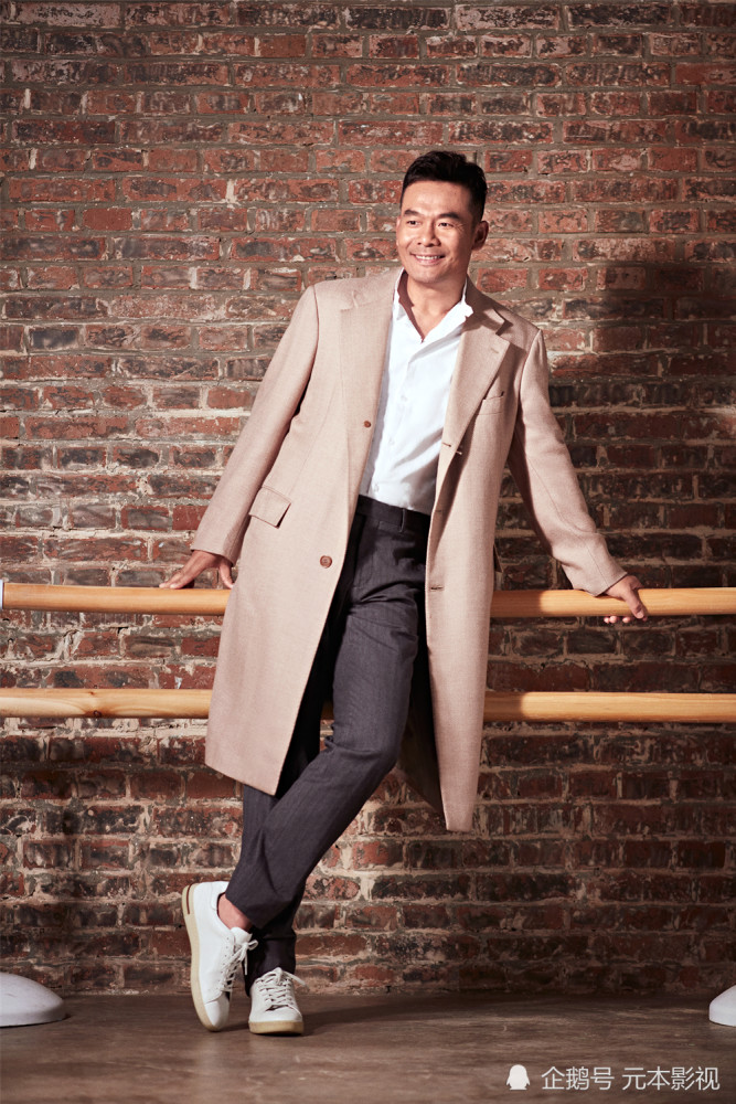 宋佳伦秋日写真 风衣造型绅士沉稳