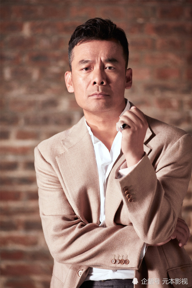 宋佳伦秋日写真 风衣造型绅士沉稳