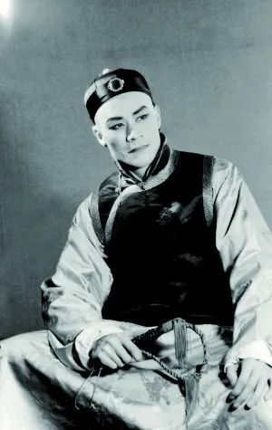 中饰演曾文清1952年6月12日,北京人民艺术剧院正式成立,蓝天野在很多