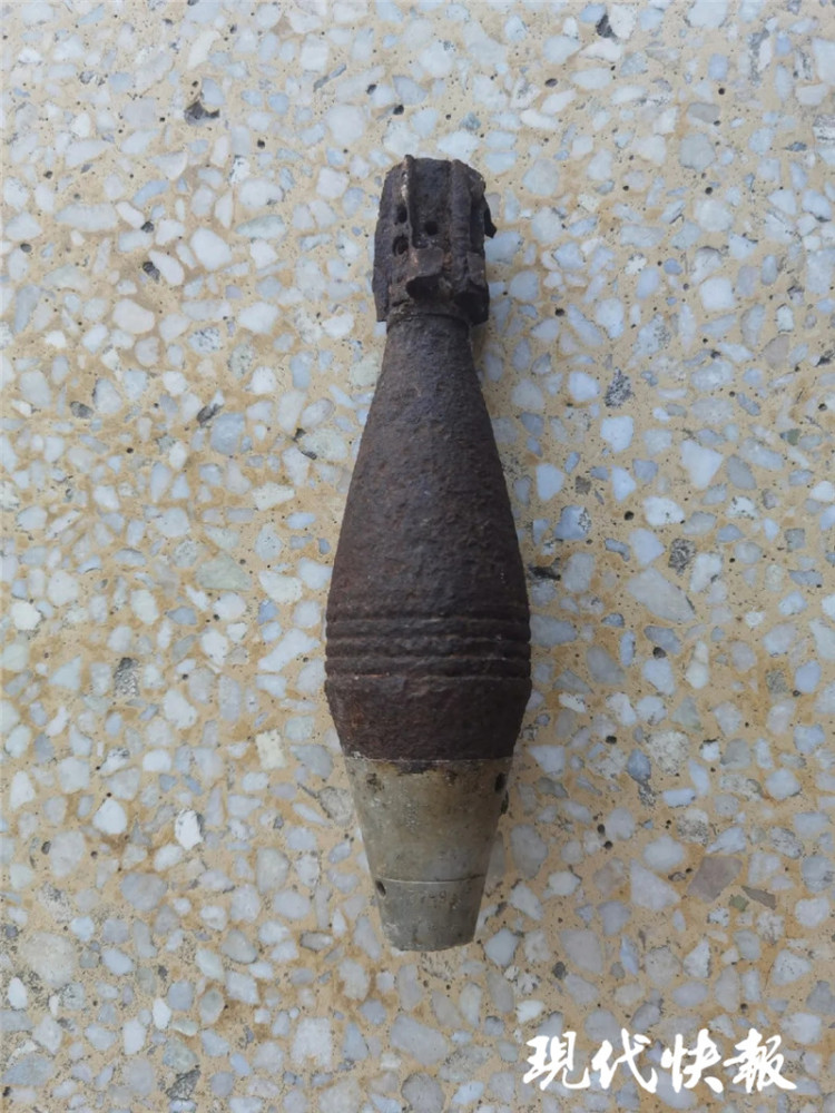 10岁男孩抱着铁疙瘩回家,家长吓坏了:炸弹!