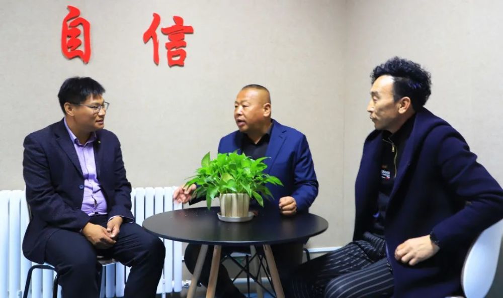 培训课上,吕新舜介绍了抖音软件传播功能的优势,围绕"平台基础,内容