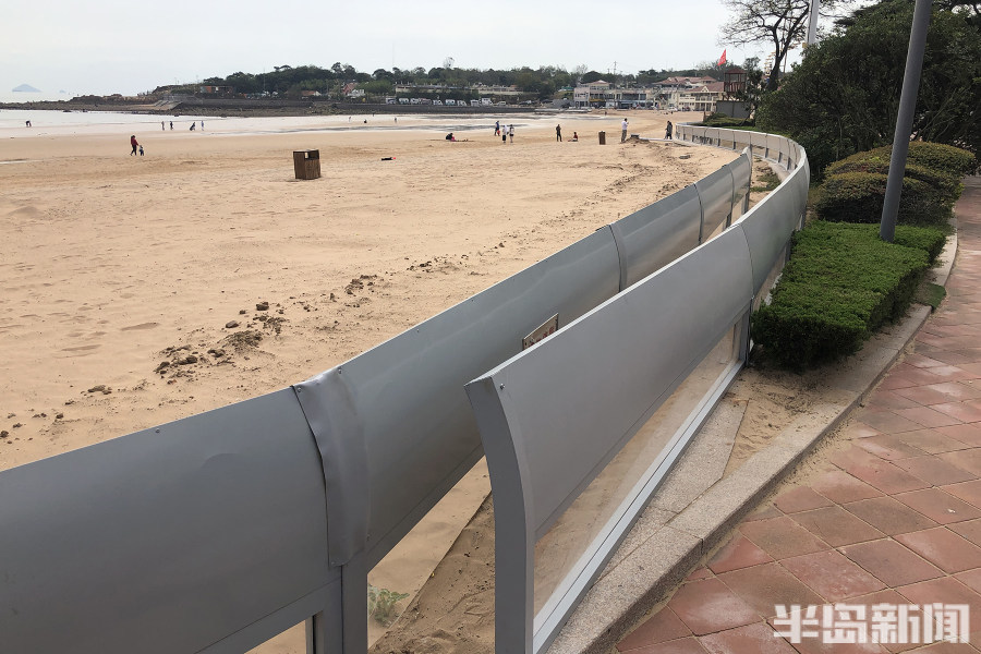 10月20日,青岛第三海水浴场,一道防沙墙将沙滩与人行道隔开.