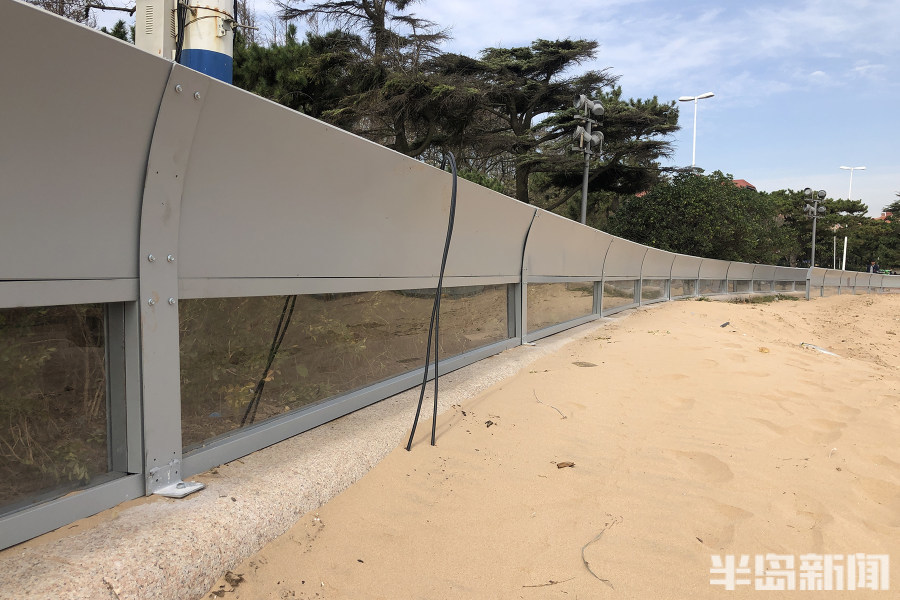 10月20日,青岛第三海水浴场,一道防沙墙将沙滩与人行道隔开.