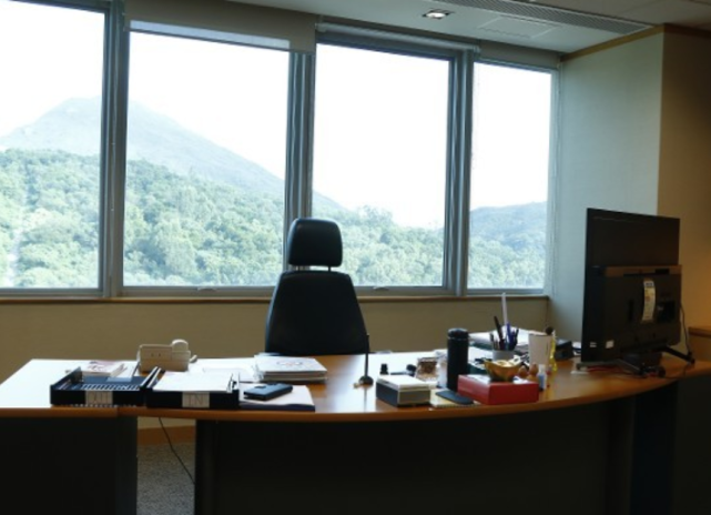 tvb总经理曾志伟办公室曝光,装修朴素,自嘲太蠢想尽快找接班人