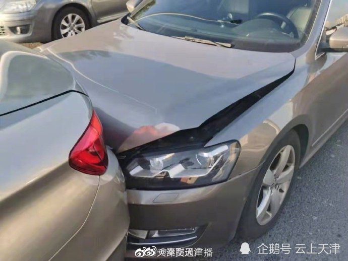 天津今早顺驰桥上发生八车追尾事故