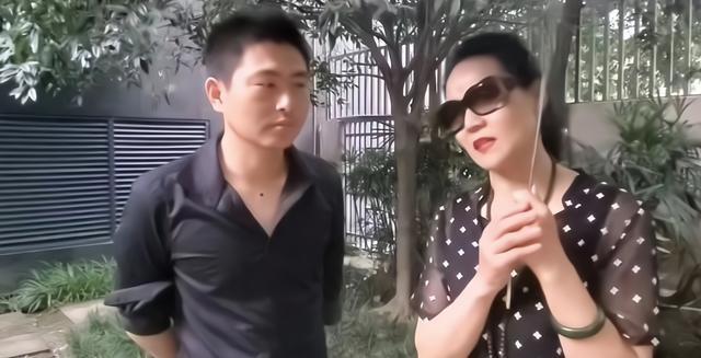 成都帅小伙娶智障女惹争议难怪网友会声称自己开始相信爱情了