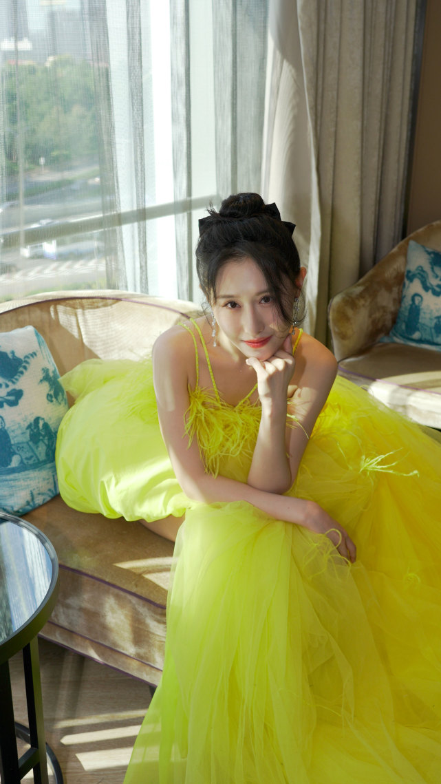拉风新人,甜酷女孩栾可昕亮黄色长裙写真大片|栾可昕|写真|黄金