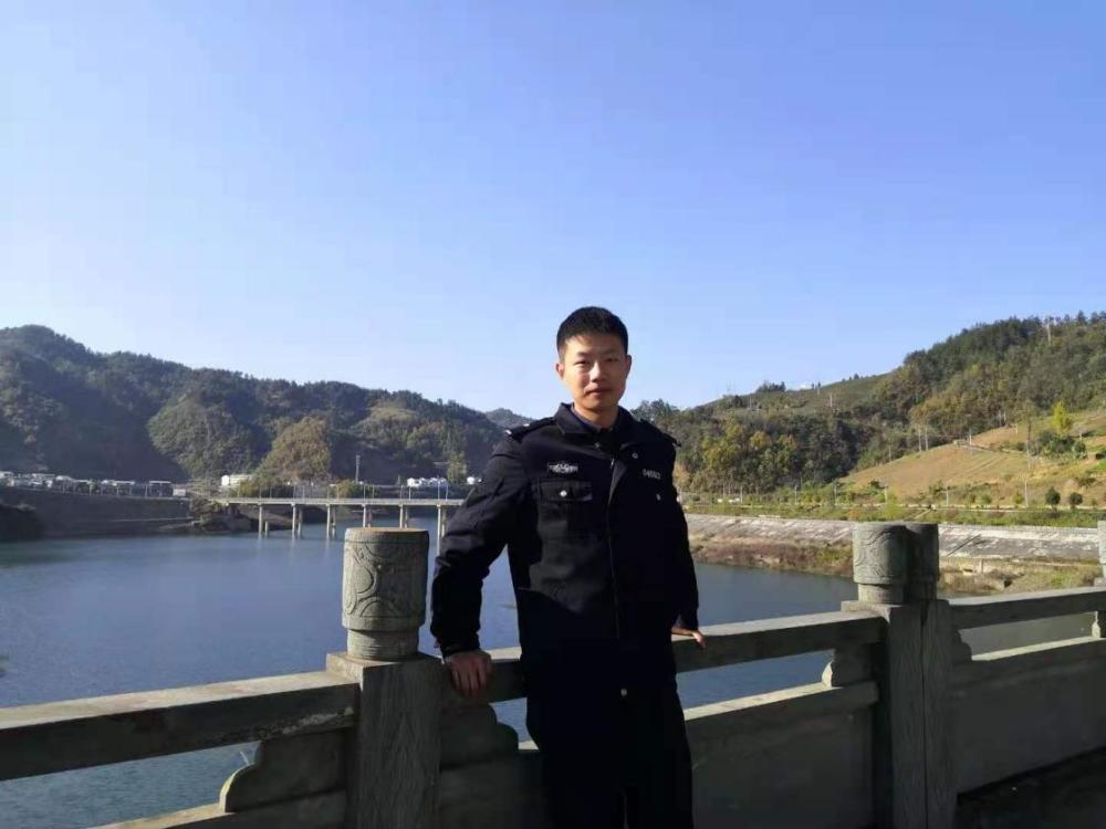 用手铐救人的民警是宋号仁,来自湖北竹山县公安局城关水陆派出