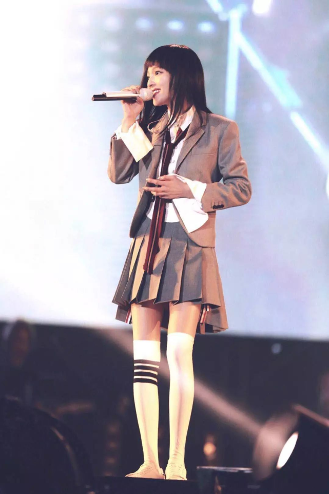 张韶涵气场开挂了,穿风衣搭白色衬衫裙走机场潇洒酷炫,霸气十足