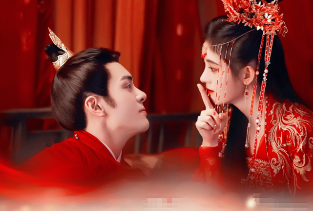 鞠婧祎曾舜晞婚服造型,二人好有夫妻感,服装却被批网红风