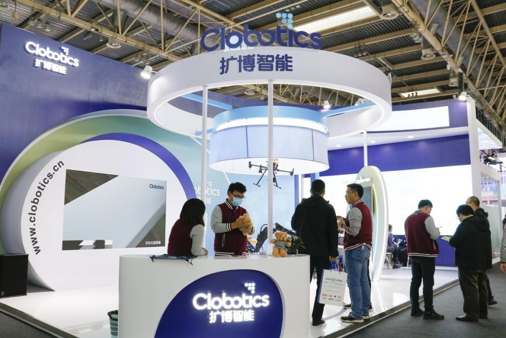 扩博智能亮相国际风能大会 "会攀爬"的机器人引"大使"围观_腾讯新闻