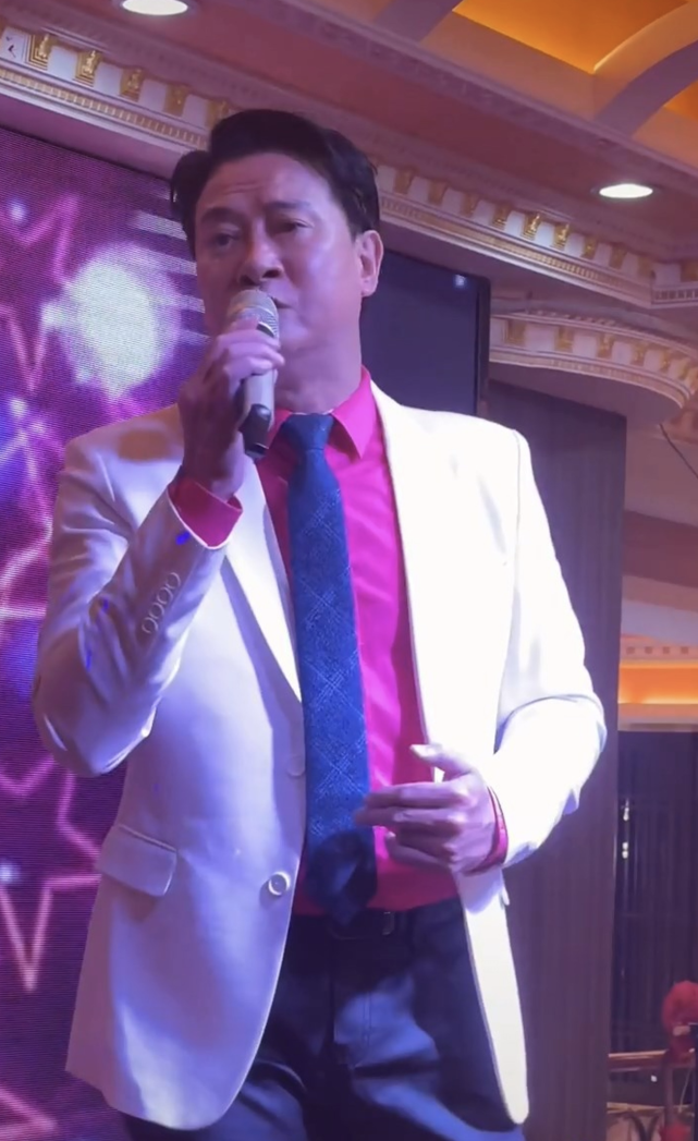 57岁刘锡明现身内地商演,穿白西装亮相发福明显,已常驻内地发展