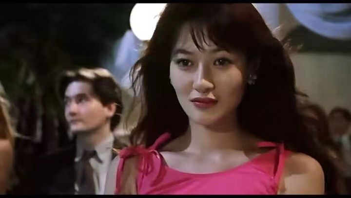 1994年,周星驰邀请陈宝莲出演电影《国产凌凌漆》里的女杀手"爱美神.