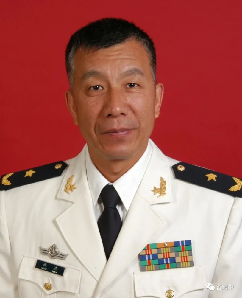 曾任海军航空兵第5师政委,海军东海舰队航空兵政治部副主任,海军东海