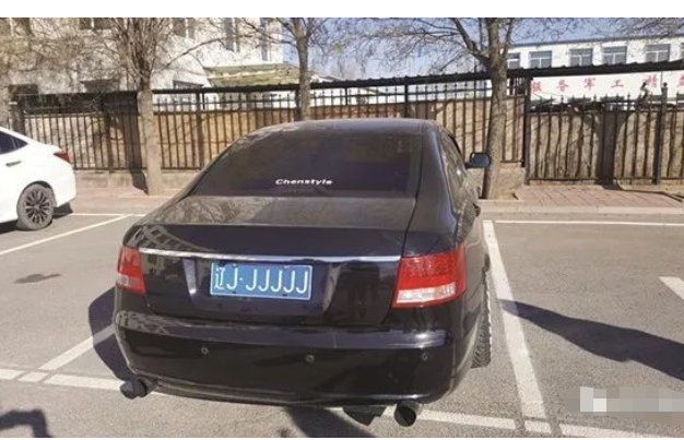 辽宁一私家车火了,车牌"jjjjj",车主:车管所发的