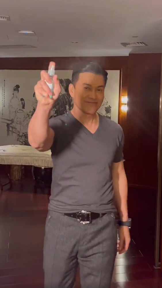 65岁吕良伟顶楼开直升机身材健壮肌肉紧实穿皮衣戴墨镜超霸气