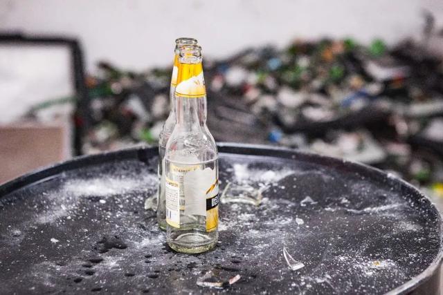 江西女子解压室摔酒瓶,不料酒瓶弹回看懵女子,网友:情绪更大了