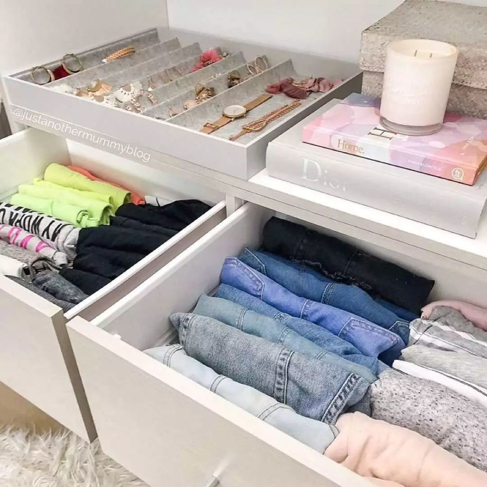 梳妆台也收得一尘不染,有着很多化妆用品的steph建议用直立收纳最方便