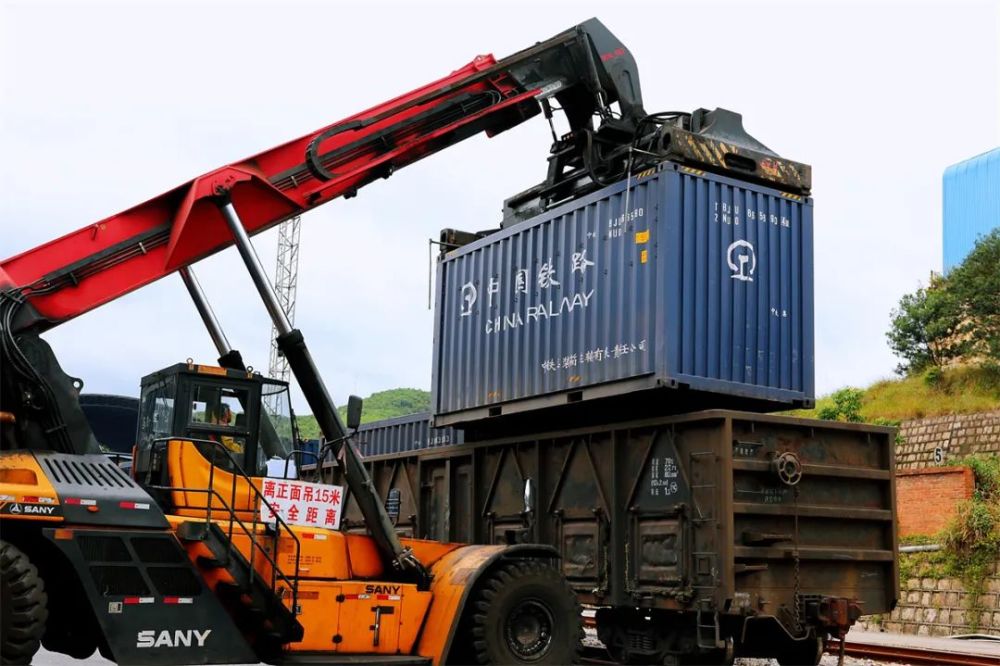 抢运12万吨铁矿石,铁路有诺必践