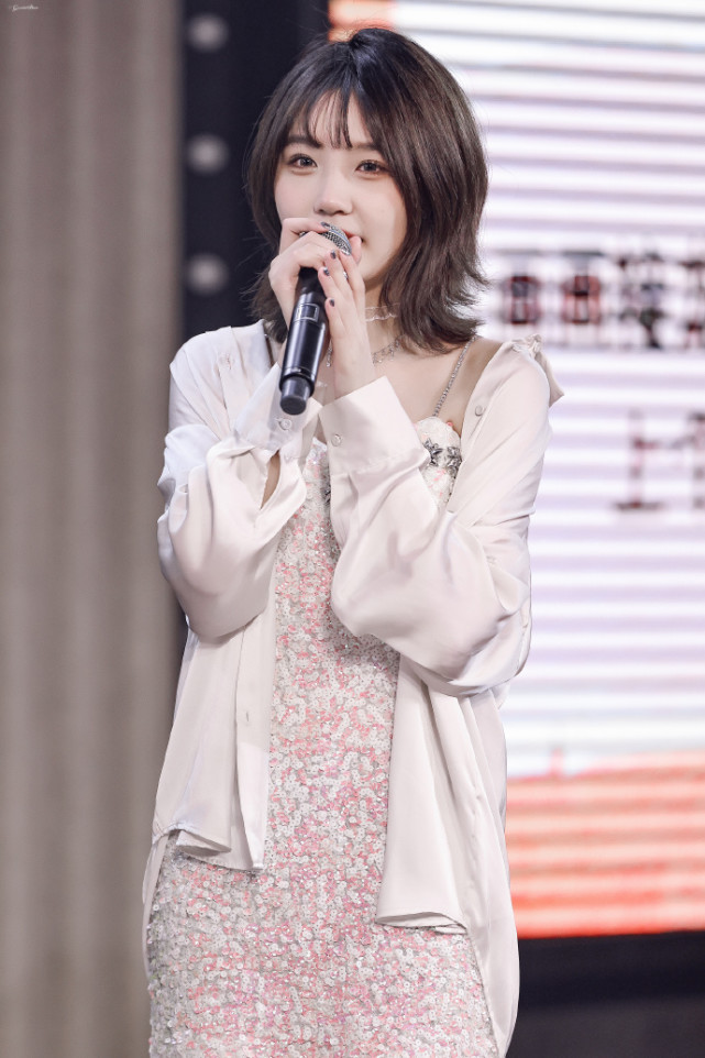 郭爽恋爱代价太大被罚黄牌降为预备生暂停所有演出扣除津贴