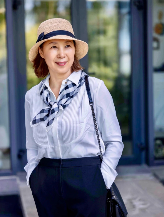 65岁微胖奶奶真会穿,秋季用4双鞋提升时髦感,越老越有优雅范