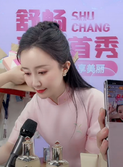 从明星"降级"当网红,热衷直播带货的舒畅,到底经历了什么?