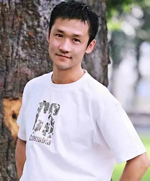 用13年将丈夫捧为影帝反被抛弃,二婚嫁小9岁演员的何音,如今怎样了?