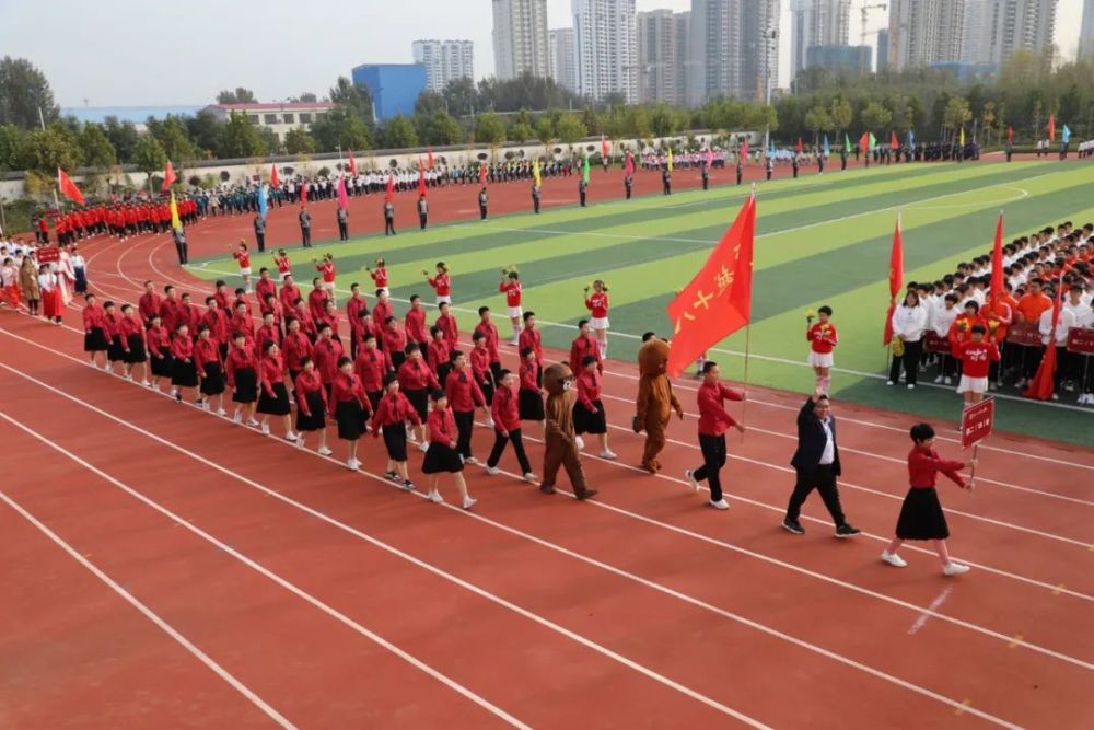 师生齐聚趣味无穷定州市开元学校初二年级秋季趣味运动会圆满举行
