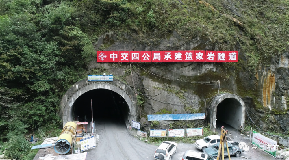 篮家岩隧道 总长8.5公里,绵竹段2.914公里,由中交四公局承建.