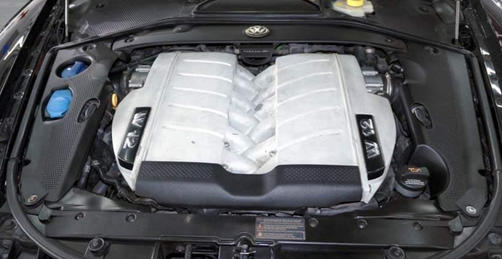 0l自然吸气w12发动机,其最大马力为为450匹马力,峰值扭矩为560牛米.