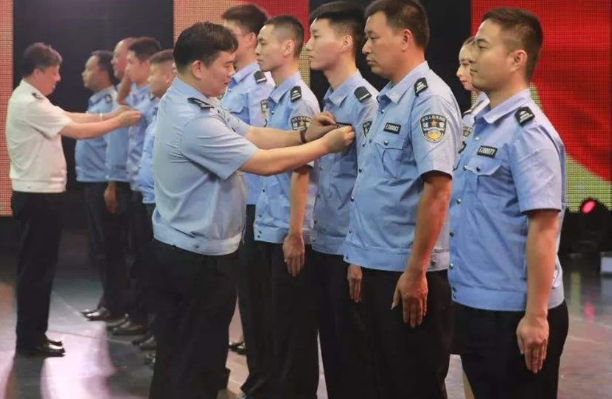 学历至少是专科辅警学历门槛不高,辅警中可能各层次学历的都有,一部分