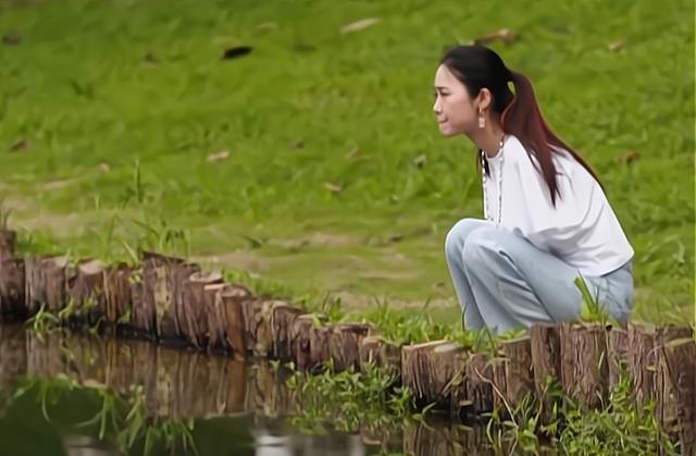 陕西无臂女孩杨佩9岁失去双臂靠双脚活出了别人羡慕的样子