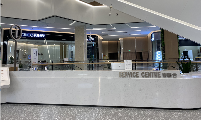 购物中心大门处和服务台并没有值班工作人员.无需健康码,不用量体温.