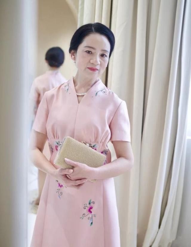 最美婆婆婚礼上好高调,颜值比新娘高就算了,还穿红色礼服太抢镜