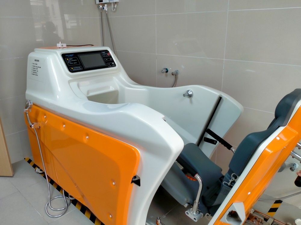 像这样的"装备",老人入住房间都是这样,根据老人需求,也能配备到老人